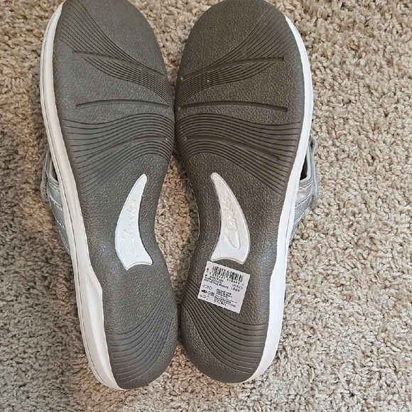 Clarks Cloudstepper Silver Sandals with Ergonomic Footbed & Adjustable Strap - Picture 5 of 7